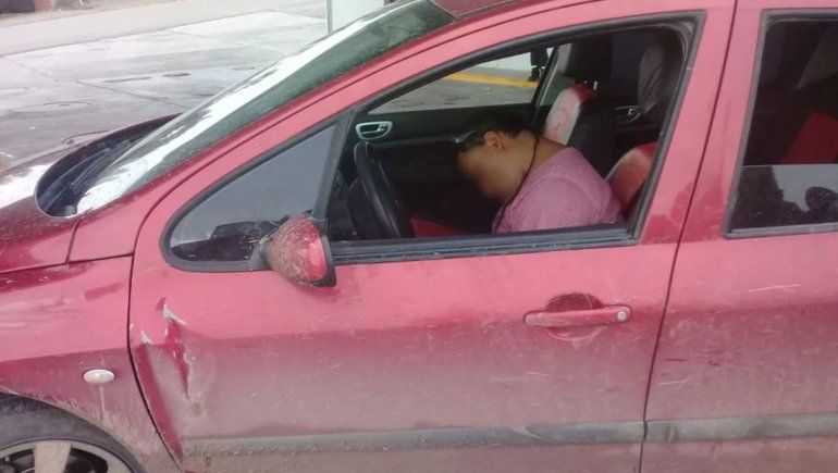 Dormía en el auto, muy borracho y con sus hijitos en la parte de atrás