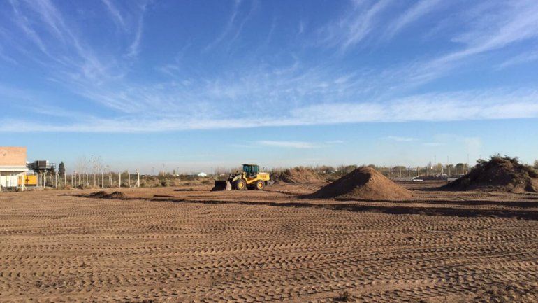 Vecinos y funcionarios recorrieron la obra de la escuela en Colonia Nueva Esperanza