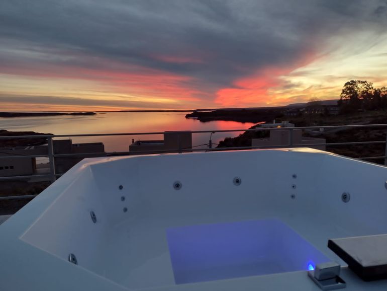 Las auténticas cabañas Terrazas del Chocón están en el barrio Piedras Coloradas. Las auténticas cabañas Terrazas del Chocón están en el barrio Piedras Coloradas.