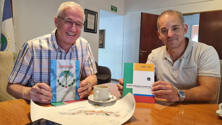 Pancho Baggio, de campaña, se sacó la foto con el intendente de San Patricio del Chañar, que busca regular el uso dl agua para el fracking.