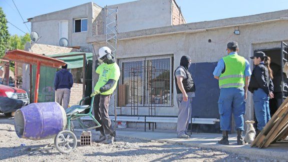 Los policías en el frente de la ferretería trucha, un violín en su estuche, las motos, un arma y un kilo de marihuana.