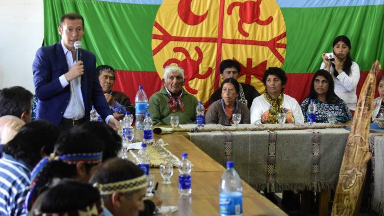 El gobernador se reunió con representantes de la comunidad mapuche.