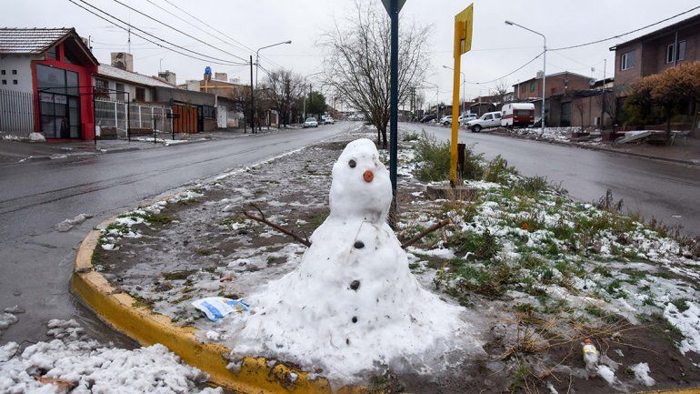 Fotogalería: postales de una mañana nevada en Neuquén