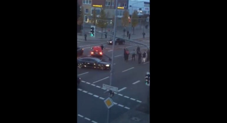 Una boda turca se salió de control en medio de la calle