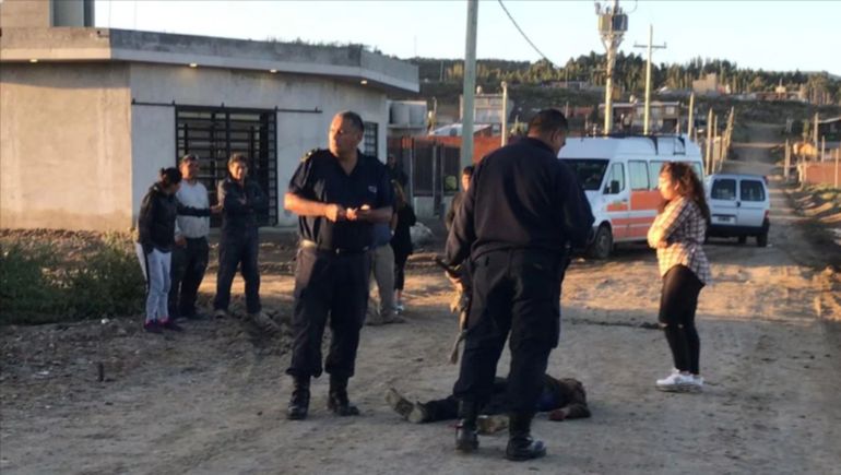 El cuerpo de José Oviedo yace sobre la calle de tierra del barrio Fracción 14 en Comodoro Rivadavia