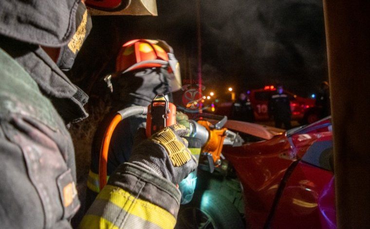 Un hombre chocó con su auto contra un poste de cemento y murió
