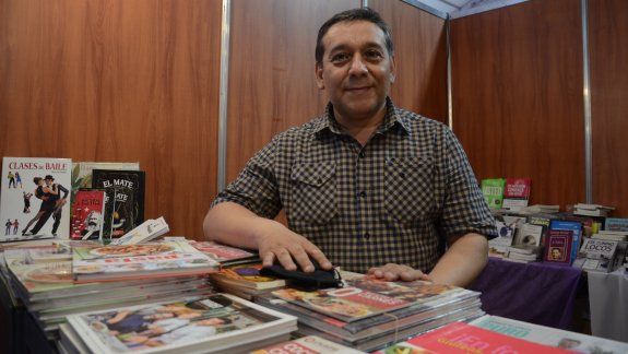 Juntaba libros en el basural y ahora los vende en la Feria