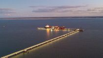 Exportación récord: Así sale el petróleo de Vaca Muerta en el primer buque Suezmax, en Puerto Rosales.