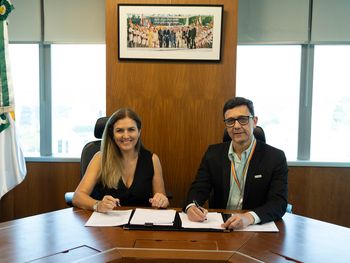 María Fernanda Raggio y Jonilton Pessoa firmaron el memorándum de entendimiento entre YPF y Petrobras.