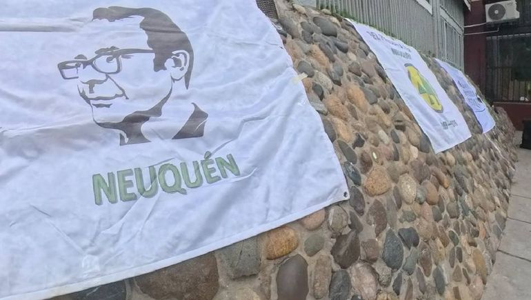 El acto con la imagen de Rodolfo Walsh en la Torre de Periodistas I en Neuquén. El acto con la imagen de Rodolfo Walsh en la Torre de Periodistas I en Neuquén.