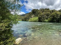 La mujer fue hallada en la costa del río Manso, entre Bariloche y El Bolsón.