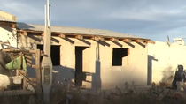 una joven madre vive con sus hijos en una casa sin terminar tras perder todo en un incendio