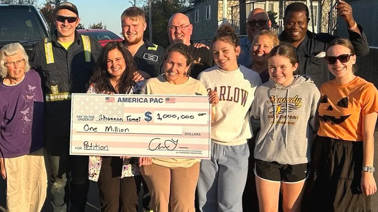 Shannon con su familia y el cheque de 1 millón de dólares.