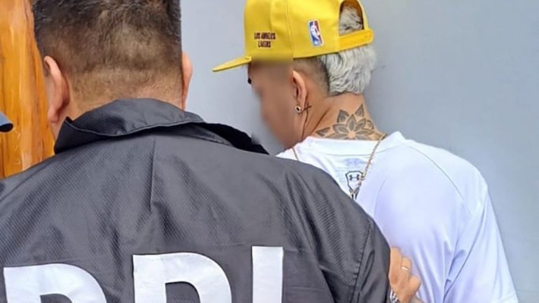 El momento en que la Policía de Chubut concreta la detención del joven santafecino.