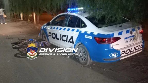 Un motociclista borracho quiso evitar un control y chocó a la Policía