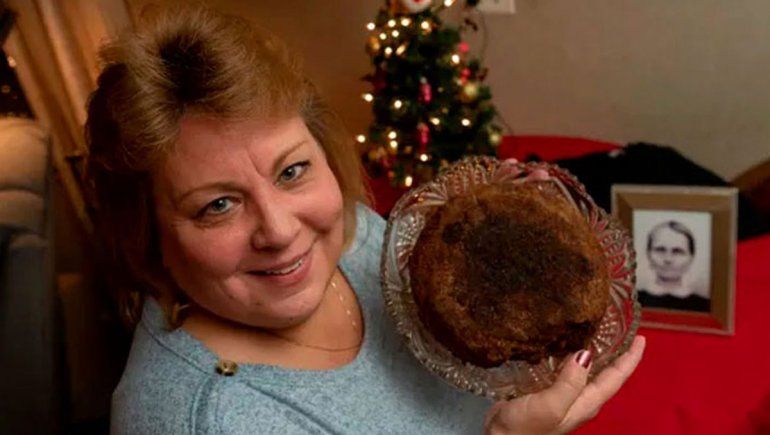 Una familia guarda un pastel de Navidad de 1878