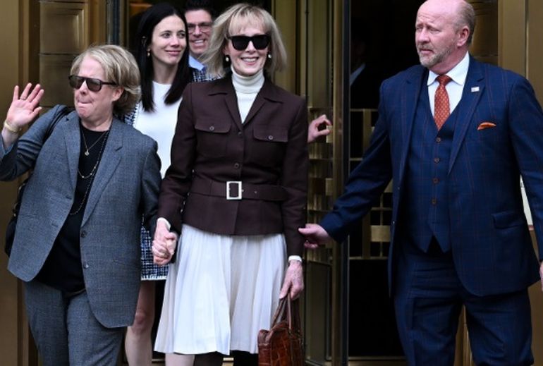 E. Jean Carroll junto a sus abogados, al retirarse de tribunales. E. Jean Carroll junto a sus abogados, al retirarse de tribunales.