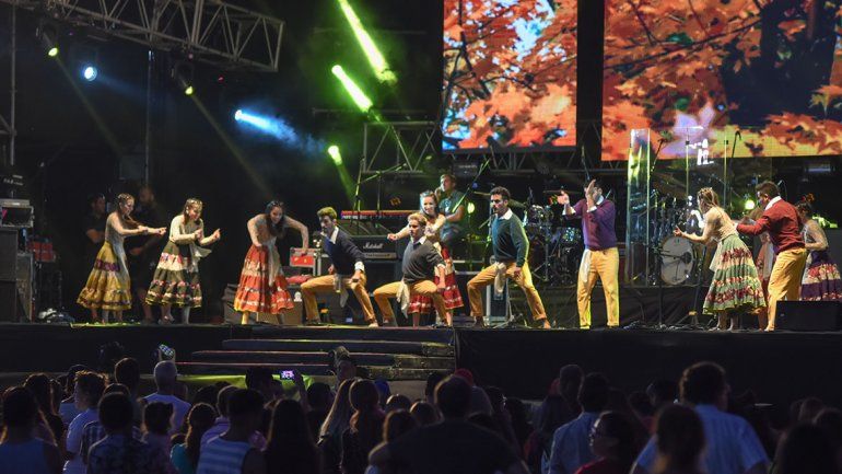 A todo ritmo y color abrió la Fiesta de la Confluencia