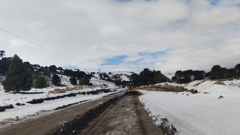 Trabajan en la Ruta 23 para garantizar su transitabilidad