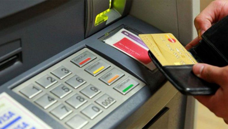 Negocian una fecha para el pago de la suba a los estatales