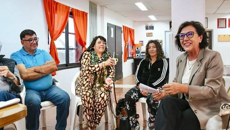 La senadora nacional Silvia Sapag de Fuerza Patria, en el local partidario del MAPO. La senadora nacional Silvia Sapag de Fuerza Patria, en el local partidario del MAPO.