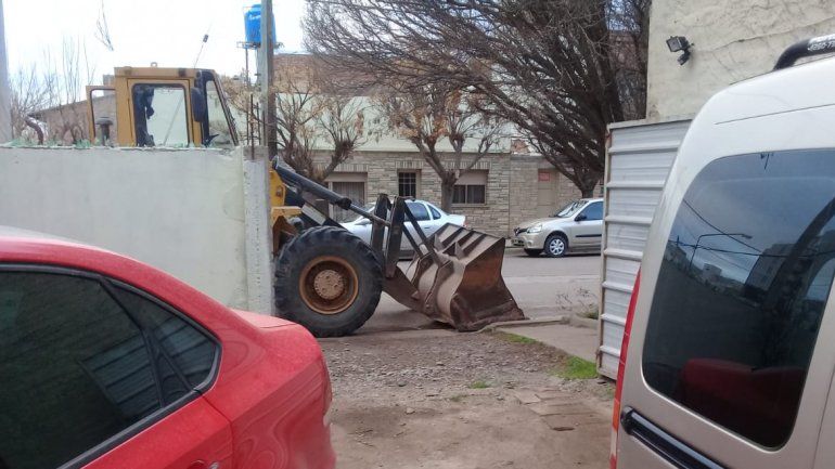 Arrancó mal el lunes: se encontró con una máquina de la Muni varada en su garage