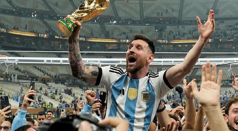 La Copa del Mundo que Messi levantó en Qatar estará en la región en los próximos días. 