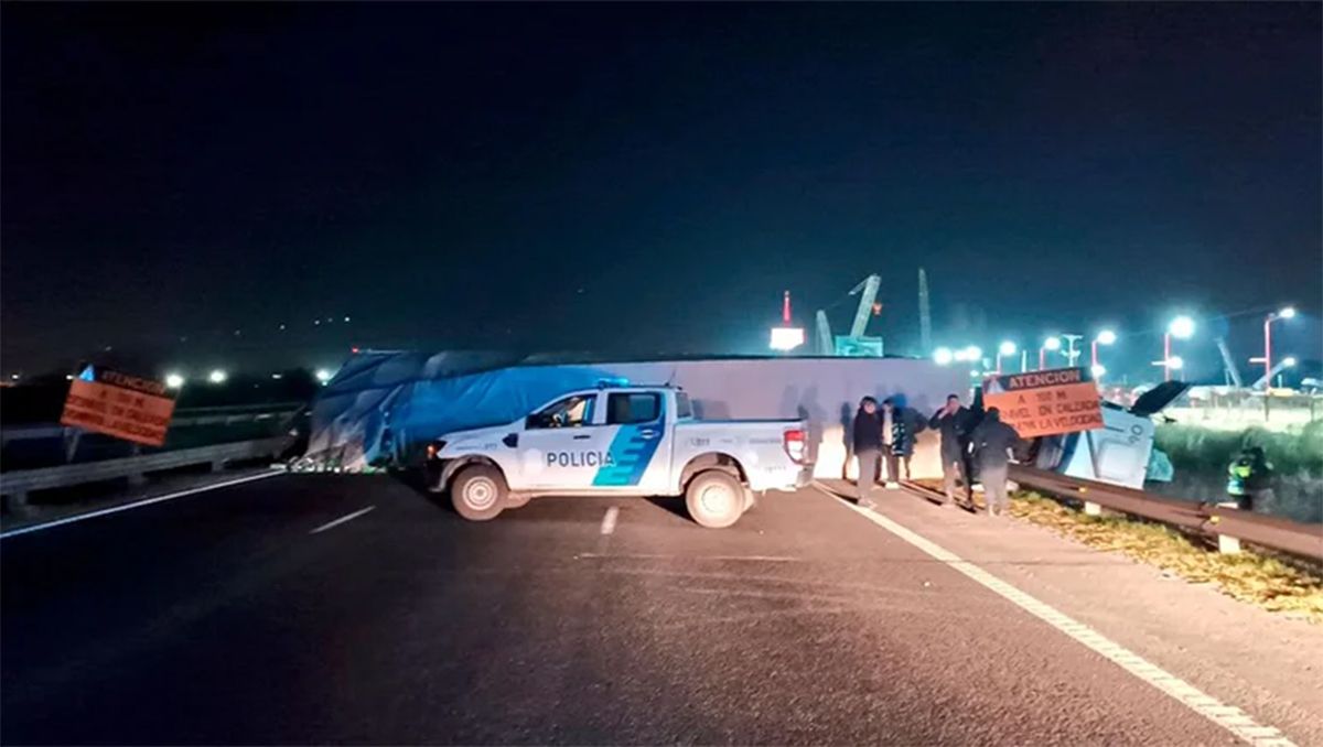 Impresionante: un camión volcó y el conductor murió