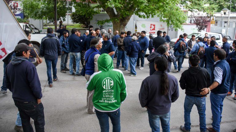 Trabajadores del EPEN y de Salud protestan frente a la Casa de Gobierno