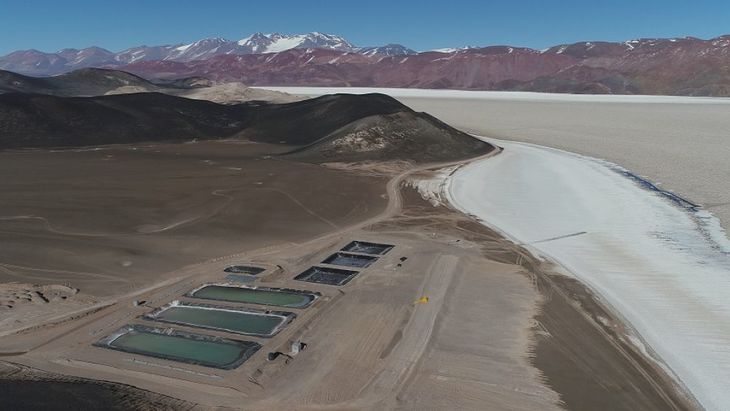 Edenor formalizó la compra de participaciones en dos compañías con proyectos de exploración de litio y cobre en Catamarca.