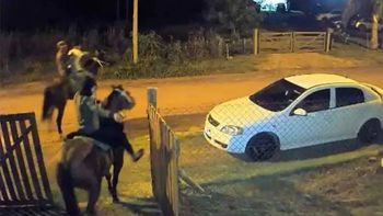 insolito: montados a caballo, entraron a robar a los tiros en una casa insolito: montados a caballo, entraron a robar a los tiros en una casa