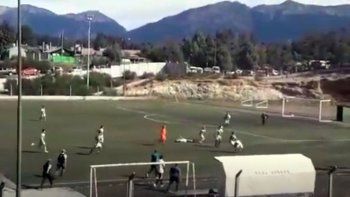 la angostura: caliente porque lo echaron, le pateo la cabeza al rival y lo desmayo la angostura: caliente porque lo echaron, le pateo la cabeza al rival y lo desmayo