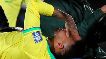 Neymar y su gesto de dolor que se confirma con el diagnóstico médico: se rompió la rodilla izquierda. Neymar y su gesto de dolor que se confirma con el diagnóstico médico: se rompió la rodilla izquierda.