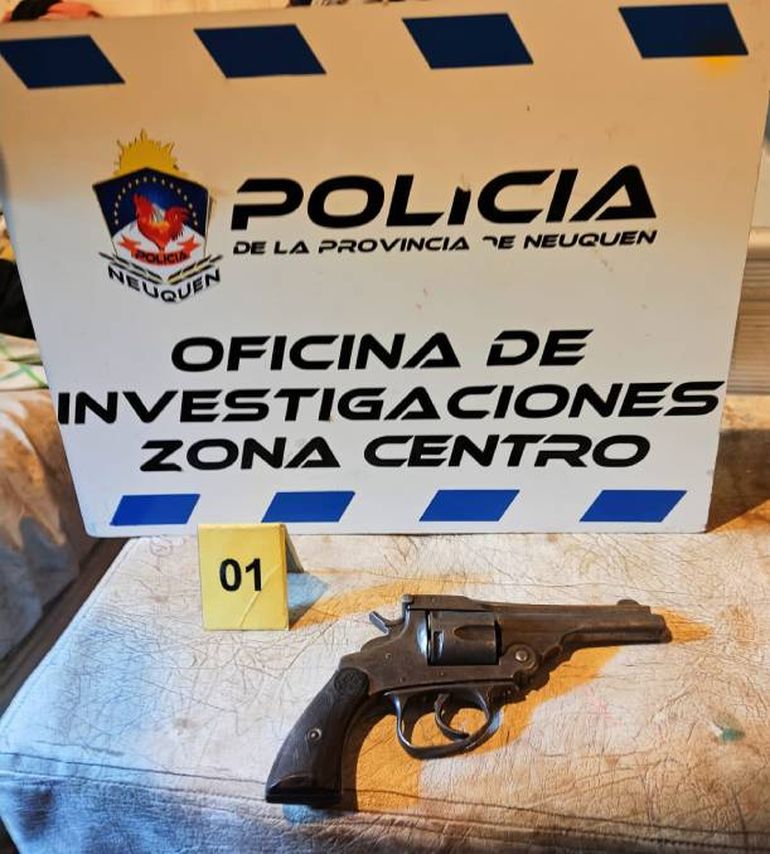 La Policía logró apresar al peligroso pistolero y también incautó un revólver. La Policía logró apresar al peligroso pistolero y también incautó un revólver.