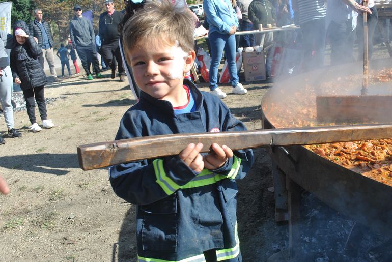 Aarón, el nene de 4 años que ya se prueba el traje de bomberito