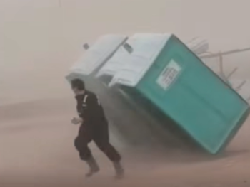 Un trabajador salió corriendo para evitar que un baño químico caiga sobre él.