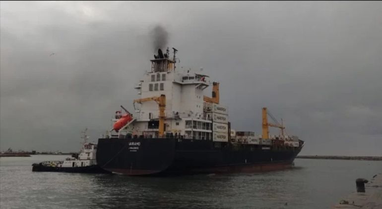 El buque de Maersk que, a mediados de noviembre, se fue del puerto sin bajar su carga en el puerto por la medida de fuerza de los estibadores. El buque de Maersk que, a mediados de noviembre, se fue del puerto sin bajar su carga en el puerto por la medida de fuerza de los estibadores.