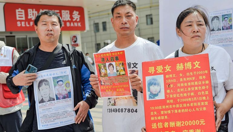 Shi Chunxin, el primero de la izquierda, con la foto de su hija durante la interminable búsqueda. Shi Chunxin, el primero de la izquierda, con la foto de su hija durante la interminable búsqueda.