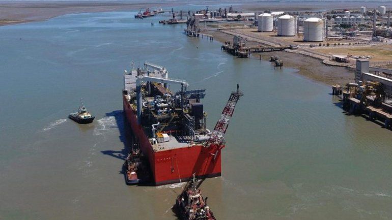 YPF ya carga GNL para exportar en Bahía Blanca