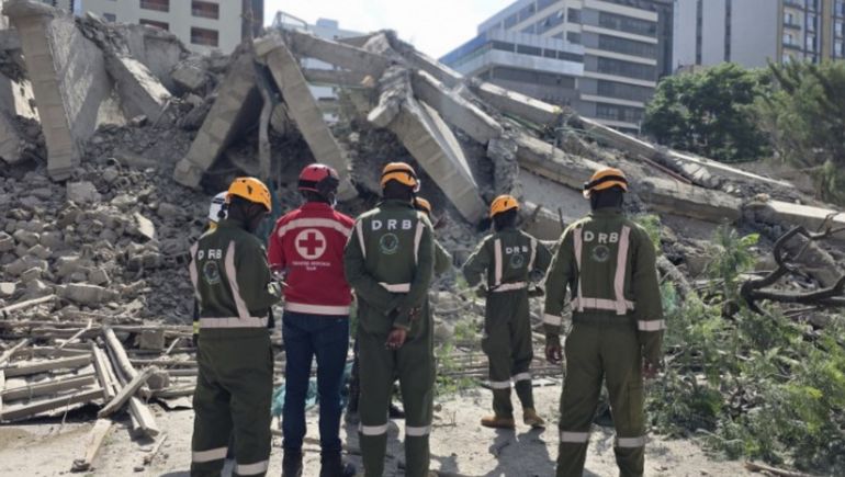 La Cruz Roja de Kenia fue uno de los organismos que participó del operativo por el derrumbe de un edificio en Nairobi.