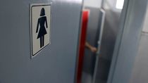 un portero habria espiado a ninas por debajo de la puerta del bano de una escuela