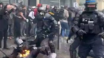 video: manifestantes incendiaron un policia en las protestas contra macron video: manifestantes incendiaron un policia en las protestas contra macron