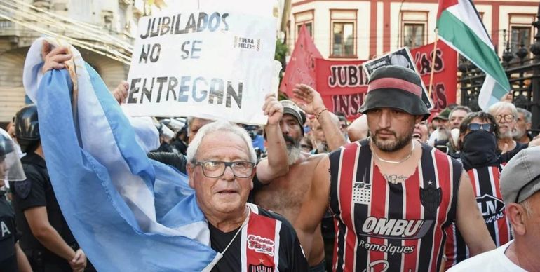 Jubilados marchan al Congreso con el apoyo de varias hinchadas de fútbol