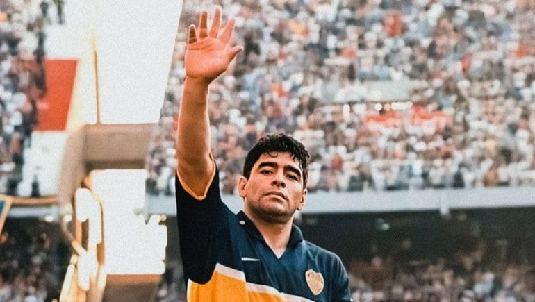 Con el brazo en alto, Diego Maradona saluda a los hinchas de Boca en el comienzo de último partido como futbolista. Fue el 25 de octubre de 1997.
