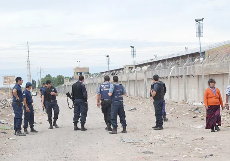 Policías de la rionegrina durante la fuga de los doce concretada en noviembre de 2013. Policías de la rionegrina durante la fuga de los doce concretada en noviembre de 2013.