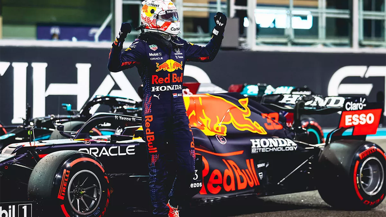 Video: Verstappen pasó a Hamilton en la última vuelta y es campeón