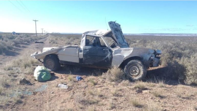 La camioneta Peugeot 504 volcó a unos 4 kilómetros de Dolavón y sus tres ocupantes sólo sufrieron algunas heridas. 