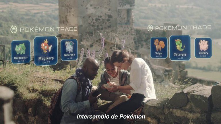 Es realidad aumentada: enfocás con la camarita y perseguís pokemones.