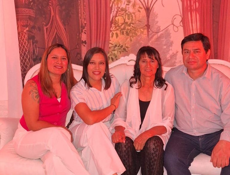 Amalia junto a sus tres hijos: Dario, Sandra y Débora. Amalia junto a sus tres hijos: Dario, Sandra y Débora.