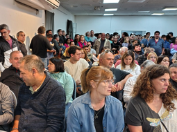 Cerca de 200 comerciantes se reunieron en Cinco Saltos para exigir la derogación de ordenanzas municipales. Cerca de 200 comerciantes se reunieron en Cinco Saltos para exigir la derogación de ordenanzas municipales.